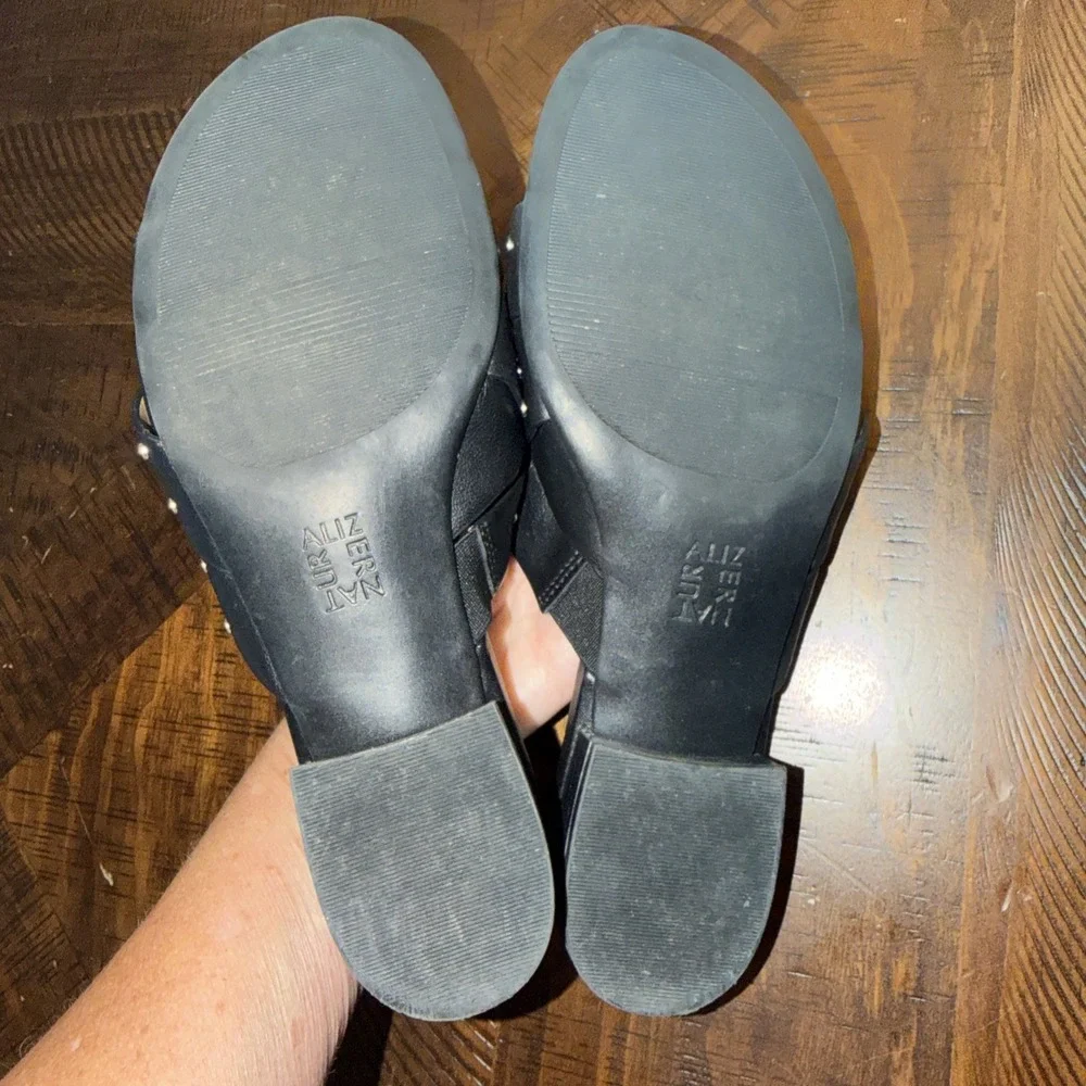 Naturalizer Women's Size 8 Studded  Black Leather Sandals Comfy Soft
